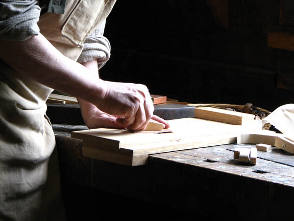 Ofrecemos un servicio de <strong>carpintería  de madera y ebanistería en Morcillo</strong> adaptado a las necesidades del <strong>cliente</strong>.